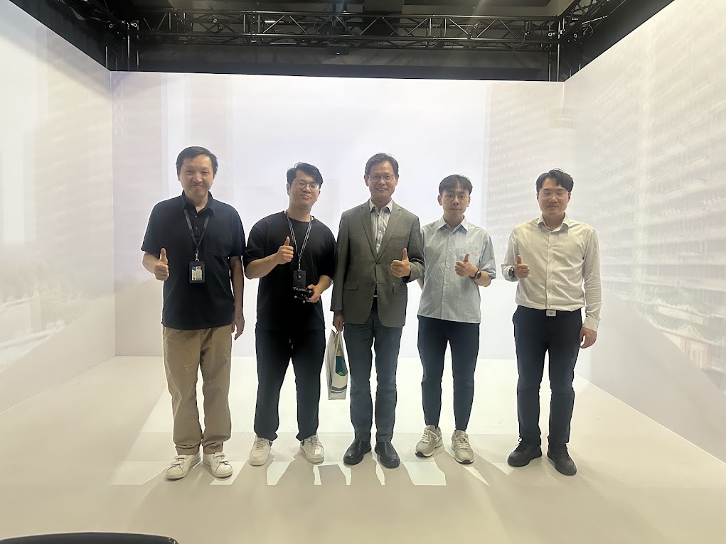 Group photo at the VR Lab