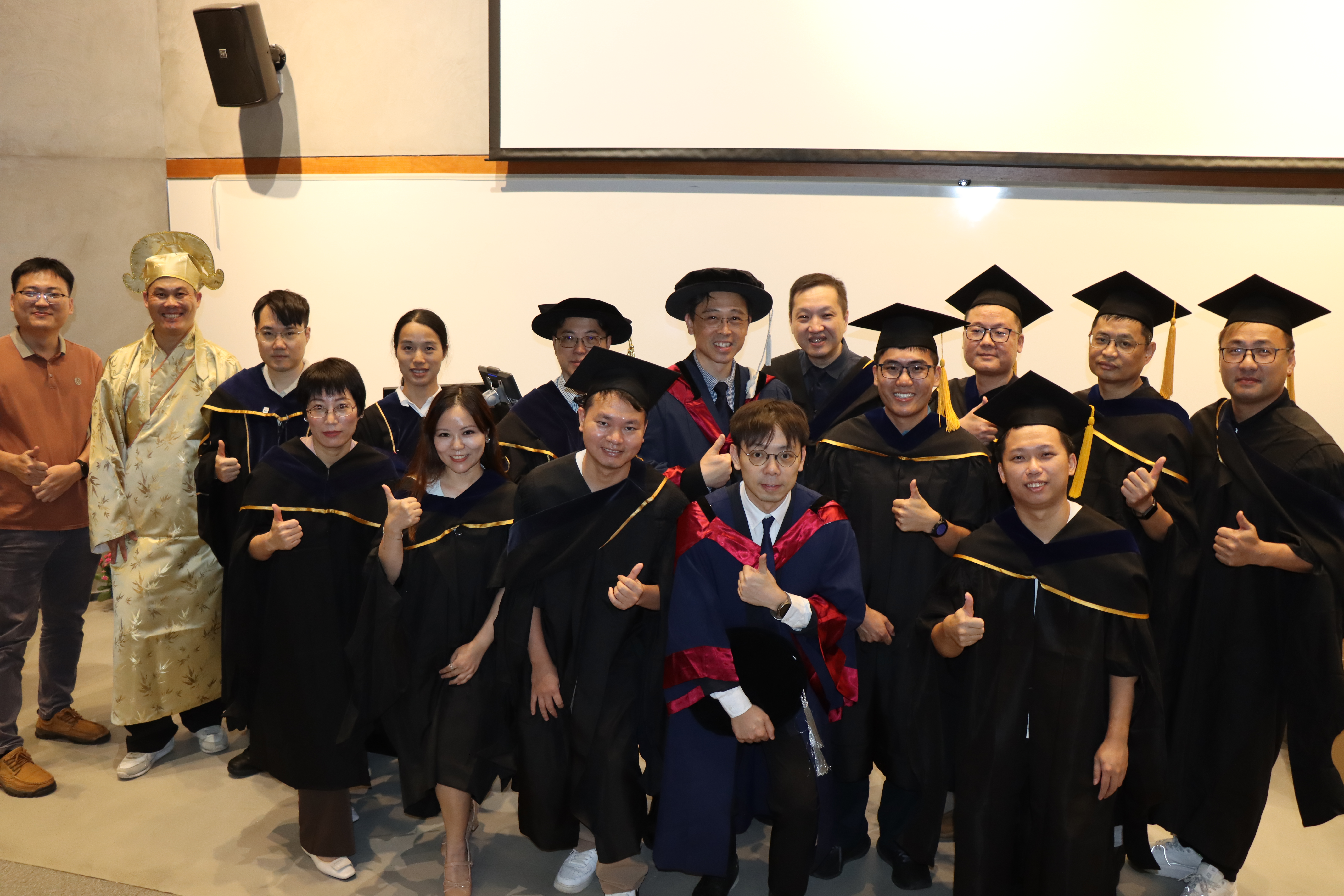 Group photo / 畢業生與教職員合照