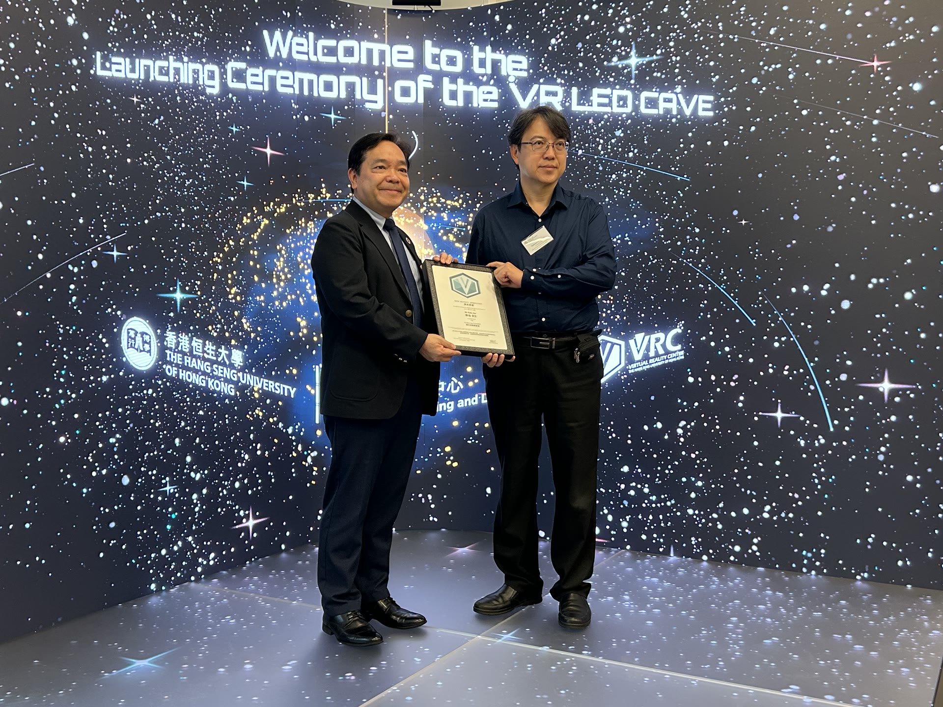 Prof. Wai Lun Lo presenting a commemorative certificate to Prof. Joshua Mok, President of HSUHK