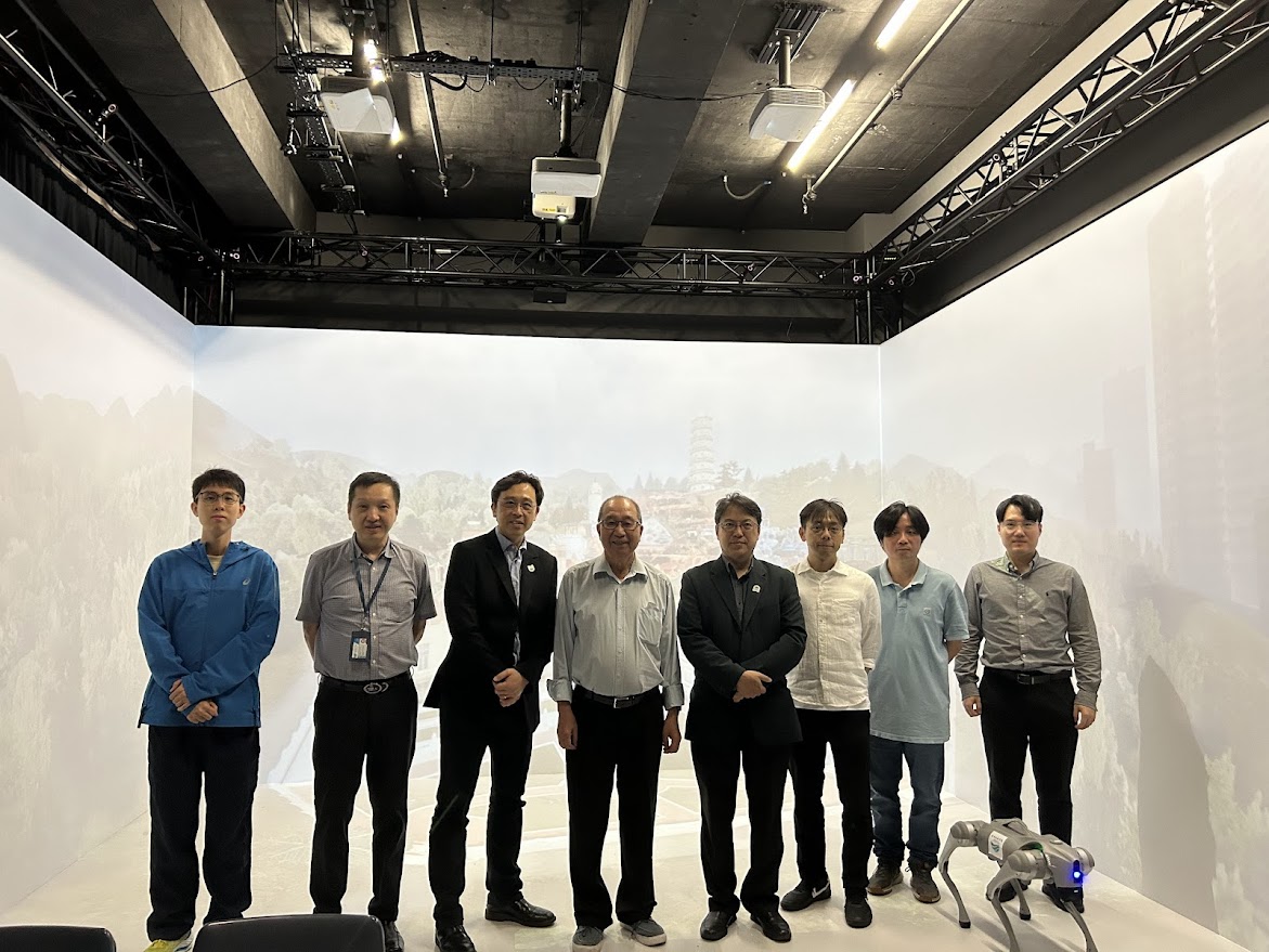 Prof. Tsoi visiting department facilities